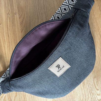 grande banane pour homme ou femme en jeans noir