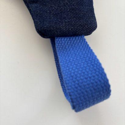 Détail sangle bleue électrique