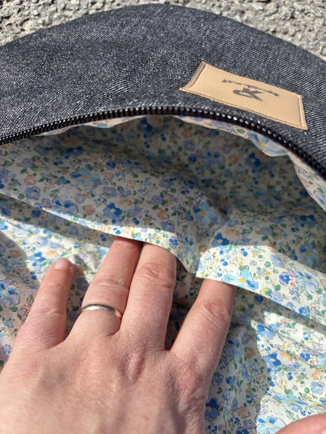 banane-bleue-indigo Sac banane avec intérieur a motifs et poches