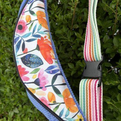 Velours bleu indigo et fleurs multiciolores