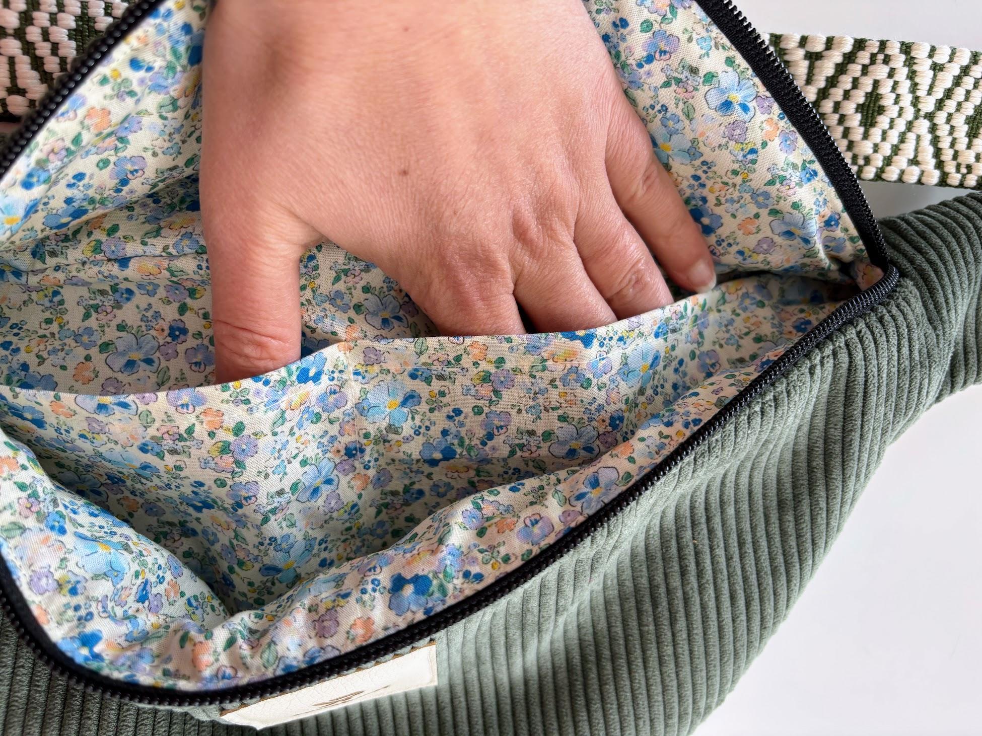 Banane-avec-interieur-fleuri Deux grandes poches pour tout organiser