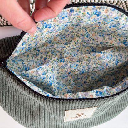 Intérieur avec fleurs printanieres