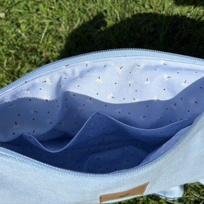 Deux poches dans le sac qui est grand et pratique