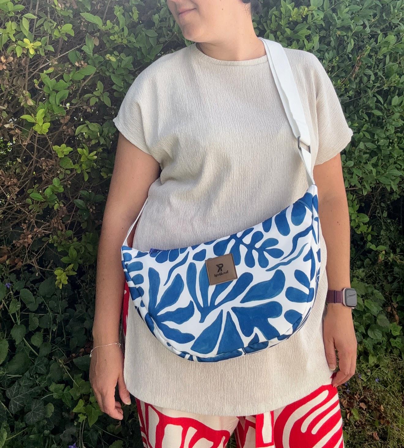 sac-arrandi-bleu-blanc-solide Sac demi lune taill medium porté sans olants