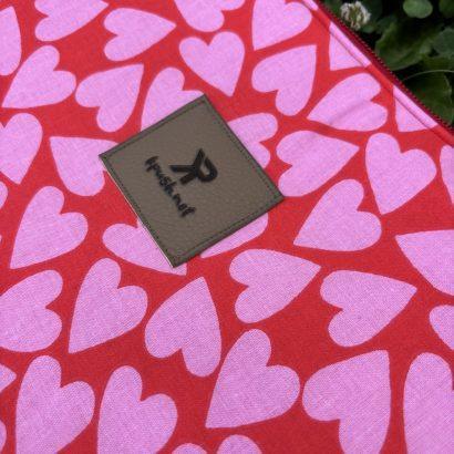 Gros plans sur un maximum de love dans un sac