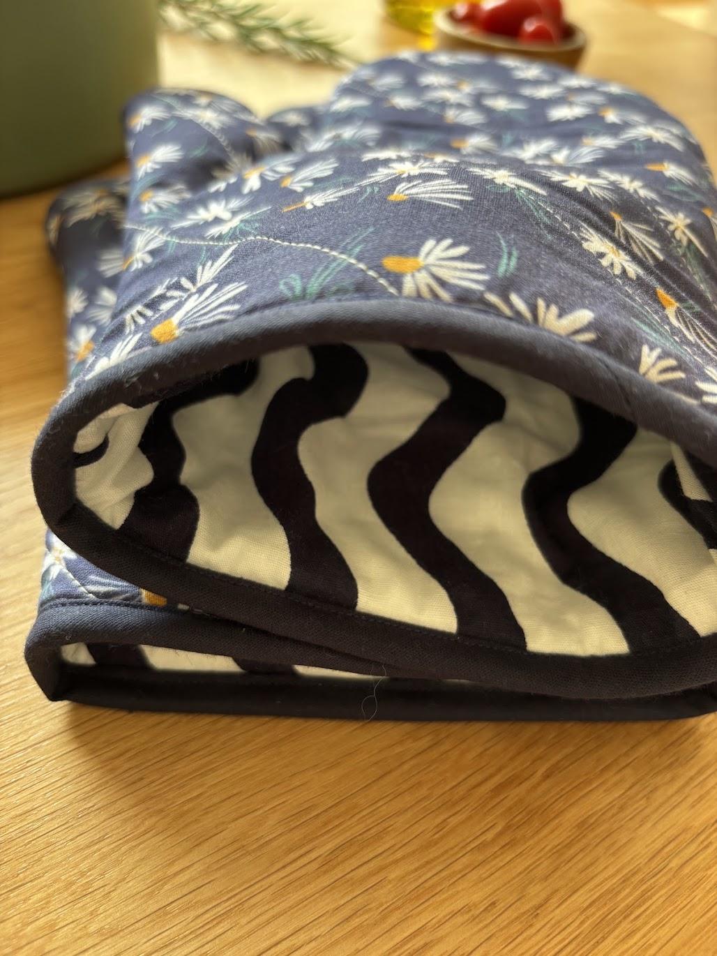 maniques-bleues-motifs-fleurs Gants pour le four doublées en coton fleuri bleu