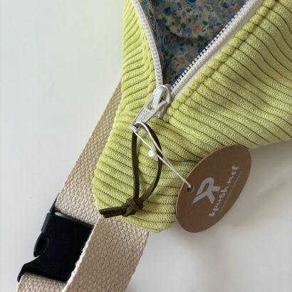 Sac cousu main en velours vert