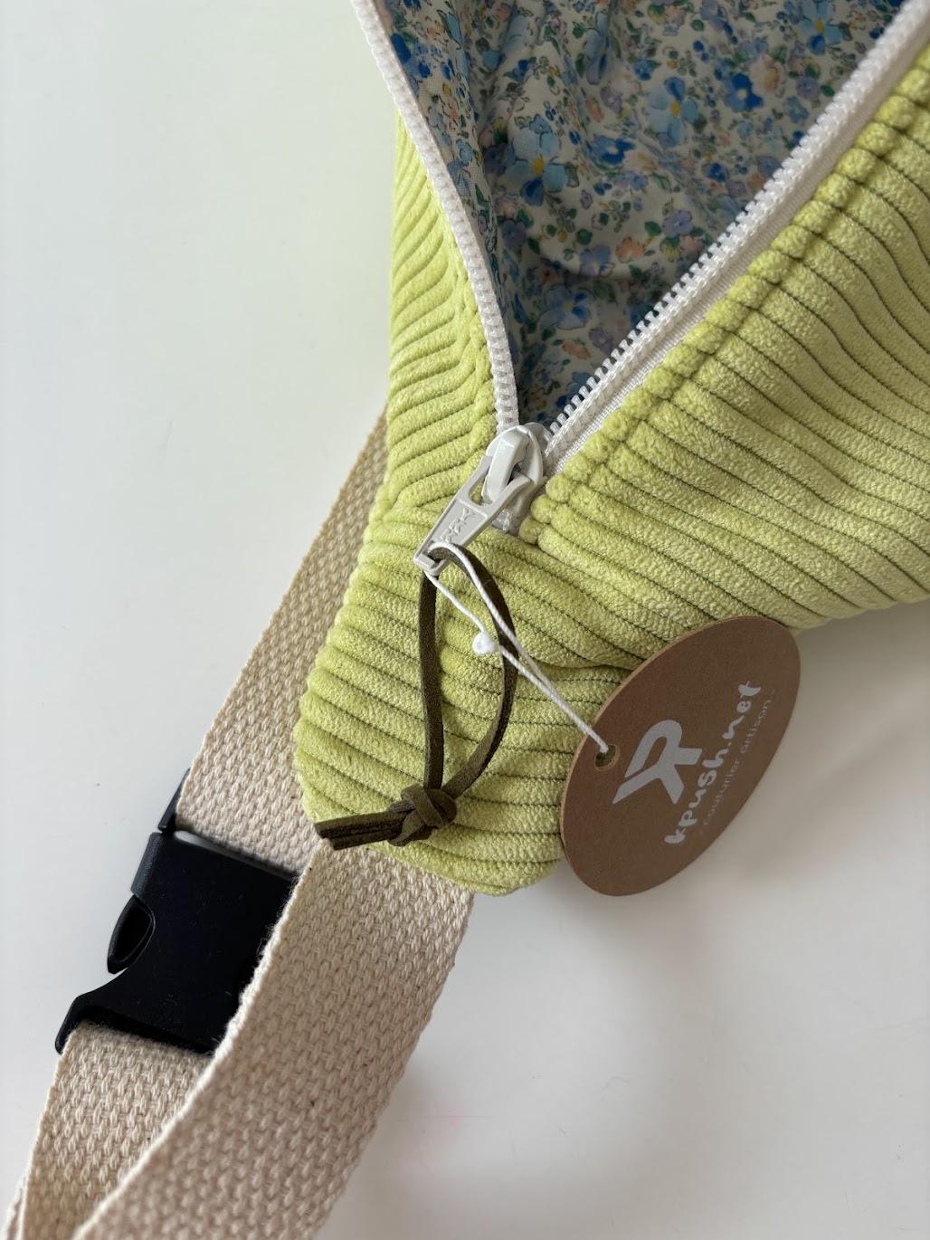 Banane-velours-anis-doublure-fleurs Sac cousu main en velours vert