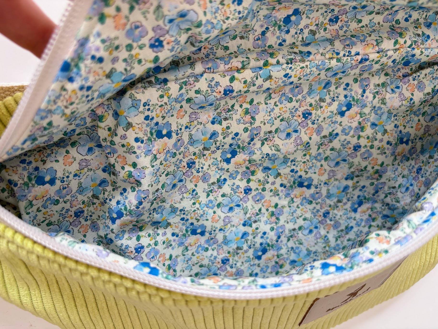 banane-vert-anis-fleurs-interieur Sac bandoulière vert anis avec doublure fleurie