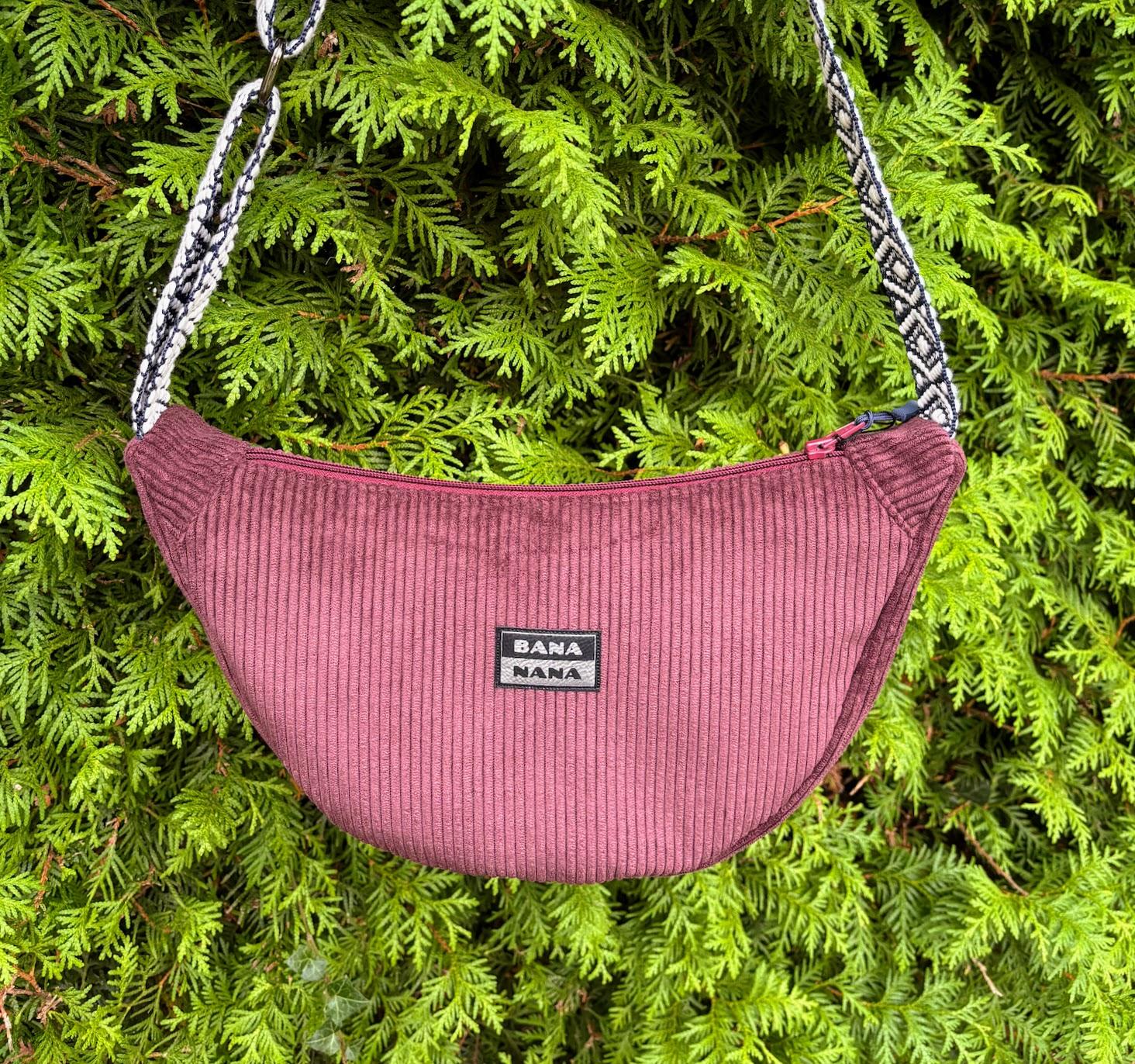 sac-demi-lune-aubergine Sac velours cotelé couleur aubergine